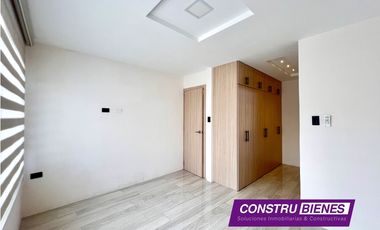 Casa con piscina en Urb. Manta Beach, cerca a playas Manta