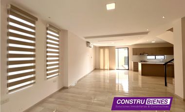 Casa con piscina en Urb. Manta Beach, cerca a playas Manta