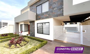 Casa con piscina en Urb. Manta Beach, cerca a playas Manta