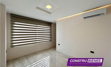 Casa con piscina en Urb. Manta Beach, cerca a playas Manta