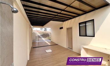 Casa con piscina en Urb. Manta Beach, cerca a playas Manta