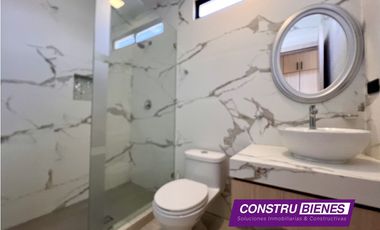 Casa con piscina en Urb. Manta Beach, cerca a playas Manta