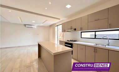 Casa con piscina en Urb. Manta Beach, cerca a playas Manta