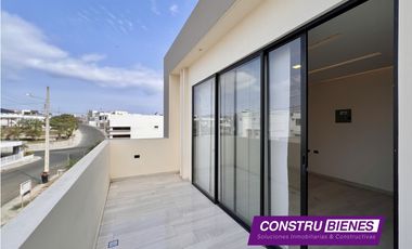 Casa con piscina en Urb. Manta Beach, cerca a playas Manta