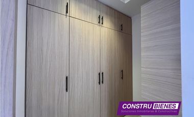 Casa con piscina en Urb. Manta Beach, cerca a playas Manta