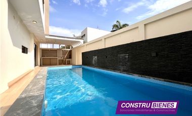 Casa con piscina en Urb. Manta Beach, cerca a playas Manta