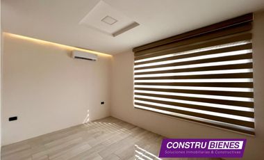 Casa con piscina en Urb. Manta Beach, cerca a playas Manta