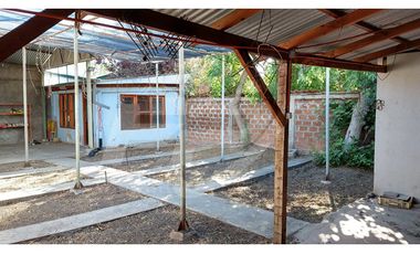 Vende locales con galpón en centro de Los Andes