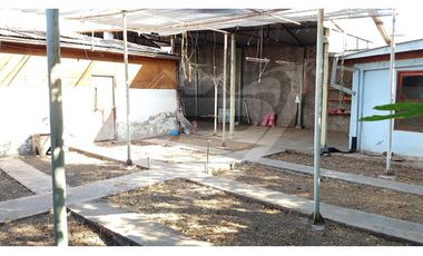 Vende locales con galpón en centro de Los Andes