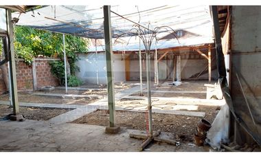 Vende locales con galpón en centro de Los Andes