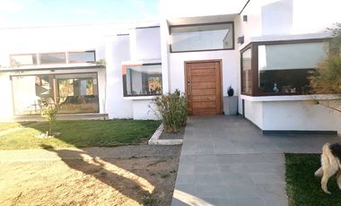 Hermosa Parcela Con Moderna Casa Mediterránea 2021 Hijuela