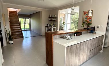 Casa en Pinares de siete ambientes