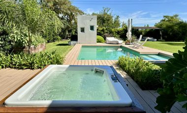 Casa en Pinares de siete ambientes