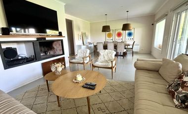 Casa en Pinares de siete ambientes