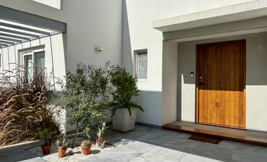 Casa en Pinares de siete ambientes