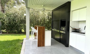Casa en Pinares de siete ambientes