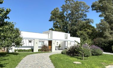 Casa en Pinares de siete ambientes