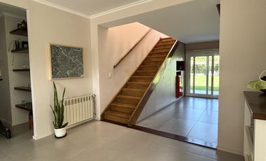 Casa en Pinares de siete ambientes