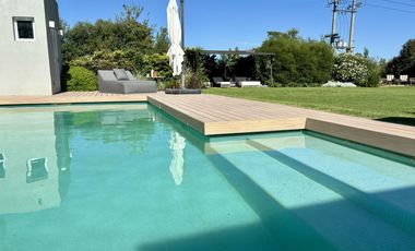 Casa en Pinares de siete ambientes