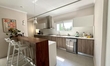 Casa en Pinares de siete ambientes