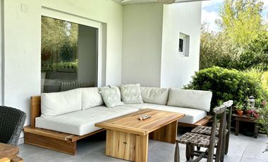 Casa en Pinares de siete ambientes