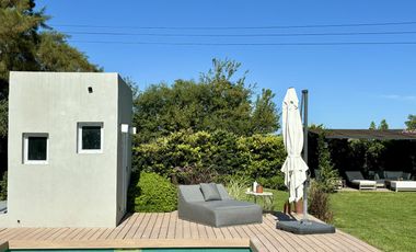 Casa en Pinares de siete ambientes