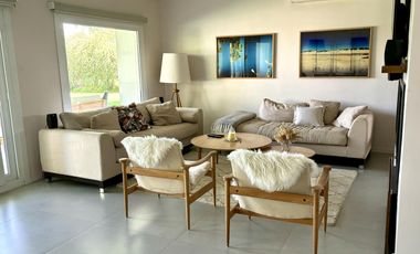 Casa en Pinares de siete ambientes