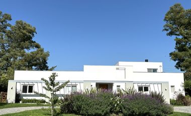 Casa en Pinares de siete ambientes