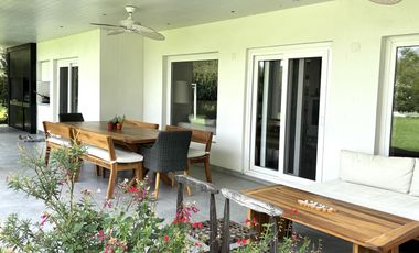 Casa en Pinares de siete ambientes