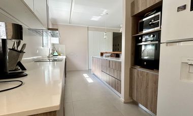 Casa en Pinares de siete ambientes