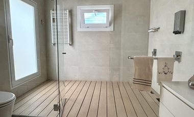 Casa en Pinares de siete ambientes
