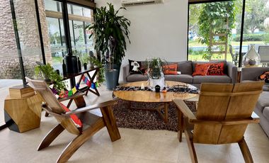 Hermosa casa de 3 niveles de oportunidad en venta Solares