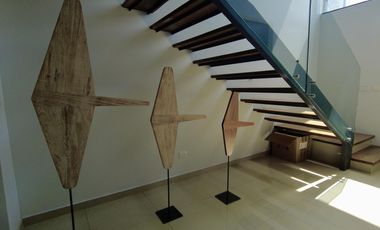 Hermosa casa de 3 niveles de oportunidad en venta Solares