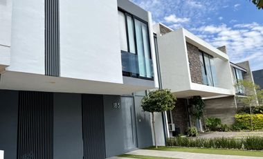 Hermosa casa de 3 niveles de oportunidad en venta Solares