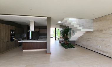 Casa en  Fraccionamiento privado con acceso controlado