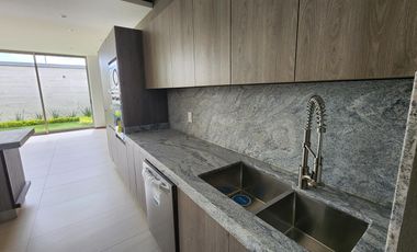 Casa en  Fraccionamiento privado con acceso controlado