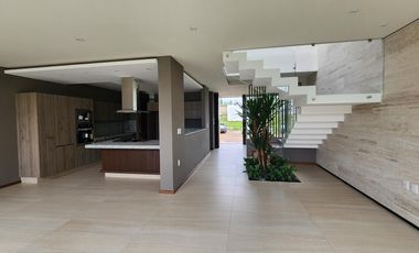 Casa en  Fraccionamiento privado con acceso controlado