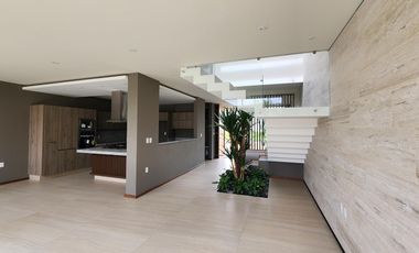 Casa en  Fraccionamiento privado con acceso controlado