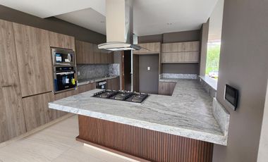 Casa en  Fraccionamiento privado con acceso controlado