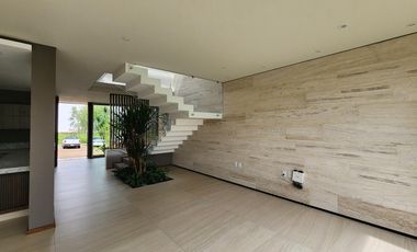 Casa en  Fraccionamiento privado con acceso controlado