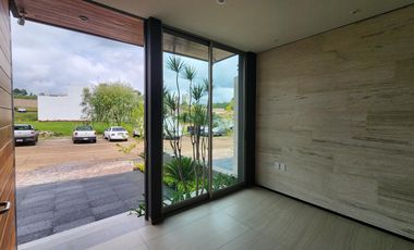 Casa en  Fraccionamiento privado con acceso controlado