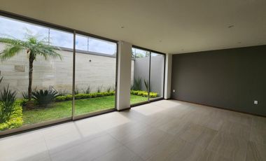 Casa en  Fraccionamiento privado con acceso controlado