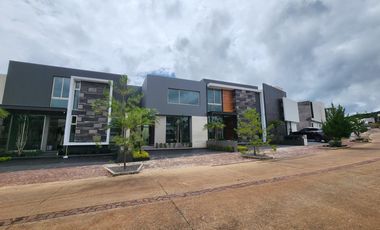 Casa en  Fraccionamiento privado con acceso controlado