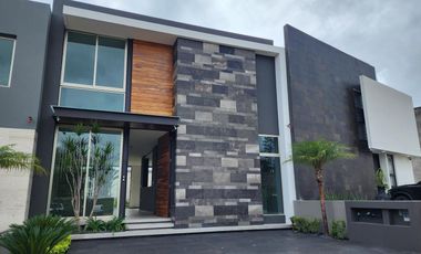 Casa en  Fraccionamiento privado con acceso controlado