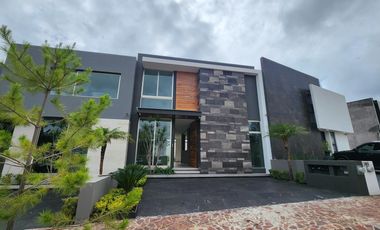 Casa en  Fraccionamiento privado con acceso controlado
