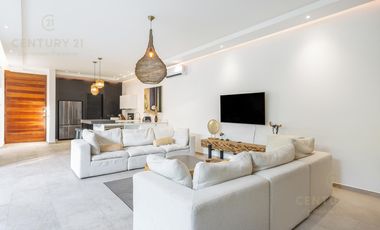 Venta hermosa casa 4 recamaras en Aldea Zama Premium Tulum P4005