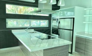Casa en Venta en Valle con Alberca, cancha de Basquet, Fut y Tennis