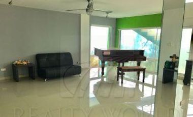 Casa en Venta en Valle con Alberca, cancha de Basquet, Fut y Tennis