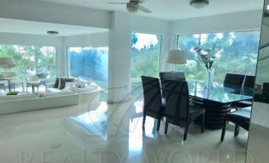 Casa en Venta en Valle con Alberca, cancha de Basquet, Fut y Tennis