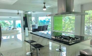 Casa en Venta en Valle con Alberca, cancha de Basquet, Fut y Tennis